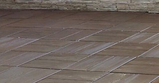 Бетонная брусчатка двора в Верхнем Уфалее в октябре