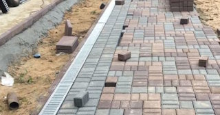 Профессиональная укладка плитки на улице в Верхнем Уфалее в октябре