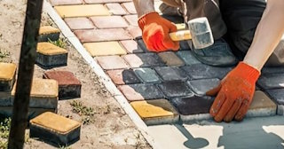 Укладка брусчатки «старый город» три цвета в Верхнем Уфалее в октябре