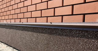Облицовка цоколя керамогранитом в Верхнем Уфалее в октябре