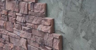 Качественная отделка цоколя фундамента снаружи в Верхнем Уфалее в октябре